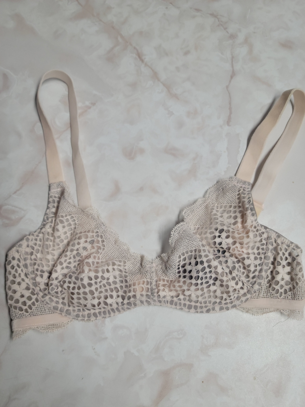 Victoria’s Secret Very Sexy Scoop Neck Lace Bra 32C Nude Gray